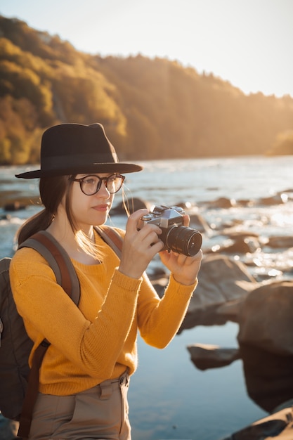 Junge Reisende fotografiert die Natur mit einer Kamera