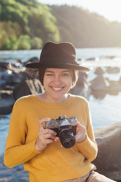 Junge Reisende macht Fotos der Natur auf Retro-Kamera