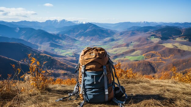 Junge Reisende mit gelbem Rucksack auf einer Klippe und Blick auf die Berge. Sportkonzept-Reisende. Aktiver Lebensstil