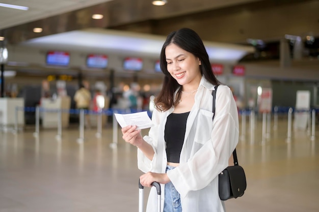 Junge Reisende mit Koffern am internationalen Flughafen