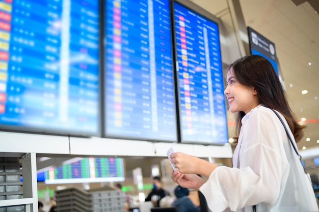 Junge Reisende mit Koffern am internationalen Flughafen