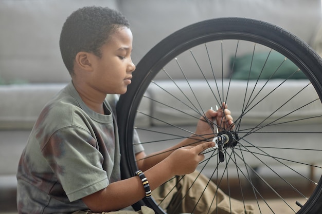 Foto junge repariert ein fahrradradrad
