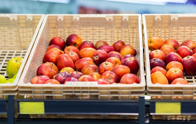 Junge rote Äpfel einer neuen Ernte auf einer Supermarkttheke in der Nähe