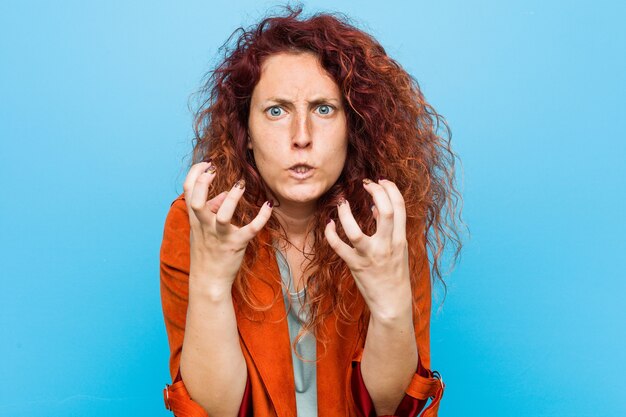 Foto junge rothaarige elegante frau verärgert, die mit angespannten händen schreit.