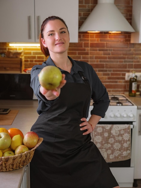 Junge rothaarige Frau, die in der Küche kocht Gesundes Essen zu Hause