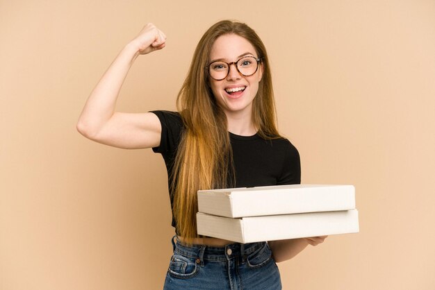 Junge rothaarige Frau, die zwei Pizzaschachteln hält, schnitt isoliert aus