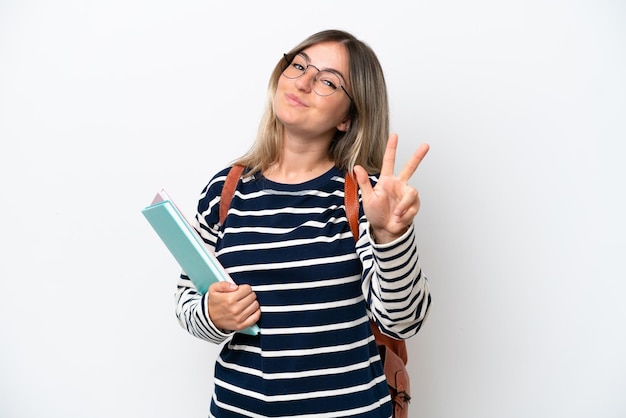 Junge rumänische Studentin lokalisiert auf weißem Hintergrund glücklich und zählt drei mit den Fingern