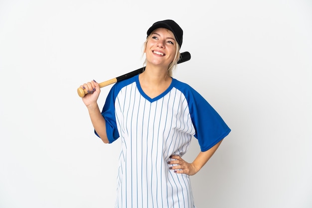 Junge russische Frau, die Baseball lokalisiert auf weißer Wand spielt, die eine Idee beim Nachschlagen denkt