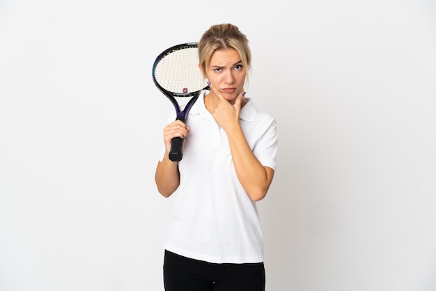 Junge russische Tennisspielerin isoliert auf weißem Hintergrund denken