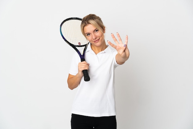Junge russische Tennisspielerin isoliert auf weißem Hintergrund glücklich und zählt vier mit den Fingern