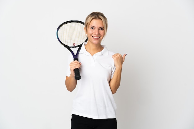 Junge russische Tennisspielerin lokalisiert auf Weiß, das zur Seite zeigt, um ein Produkt zu präsentieren