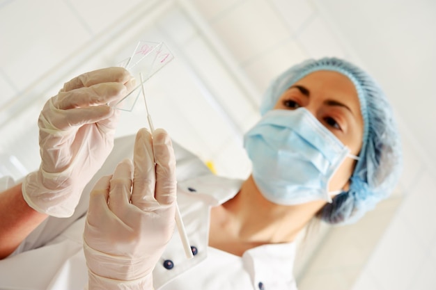 Junge Ärztin im Krankenhaus.