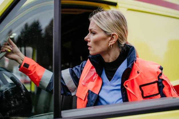 Junge Ärztin steigt in den Krankenwagen