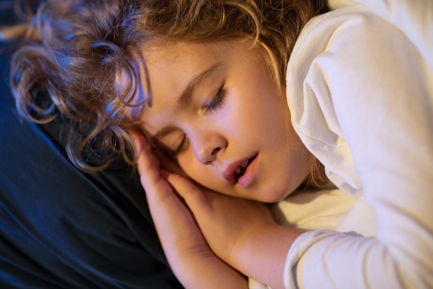 Junge schläft auf dem Bett mit offenem Schnarchen Kind schläft Gesicht Nahaufnahme Kind schläft ein Nickerchen Nettes Kind schläft im Bett Schlafendes Kind Gesicht