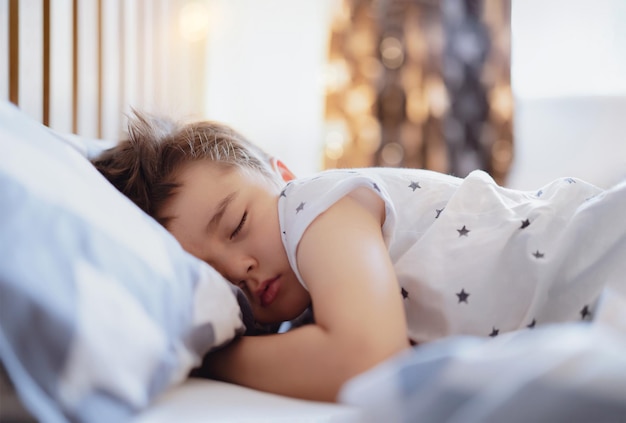 Foto junge schläft zu hause im bett