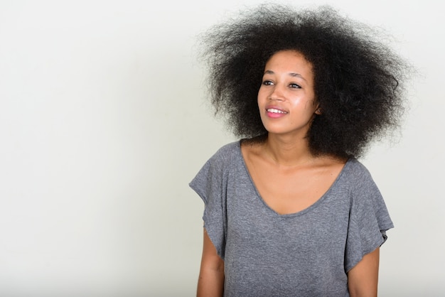 junge schöne afrikanische Frau mit Afro-Haaren auf Weiß