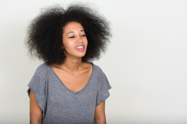 junge schöne afrikanische Frau mit Afro-Haaren auf Weiß