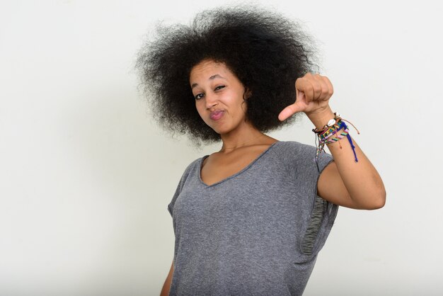 junge schöne afrikanische Frau mit Afro-Haaren auf Weiß