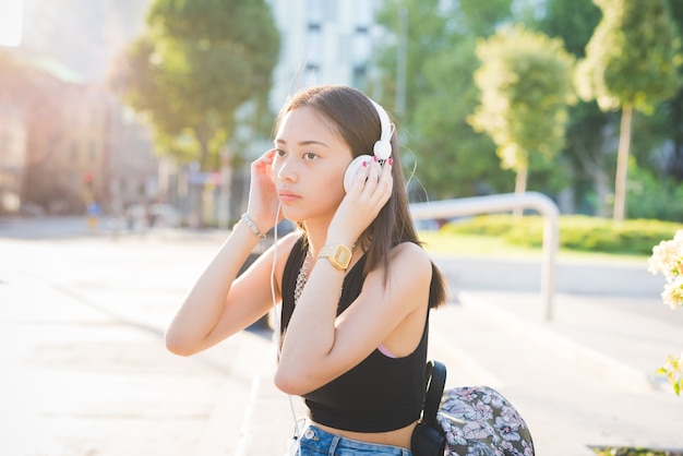 Junge schöne asiatische Frau