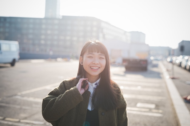 junge schöne asiatische Hipster Frau