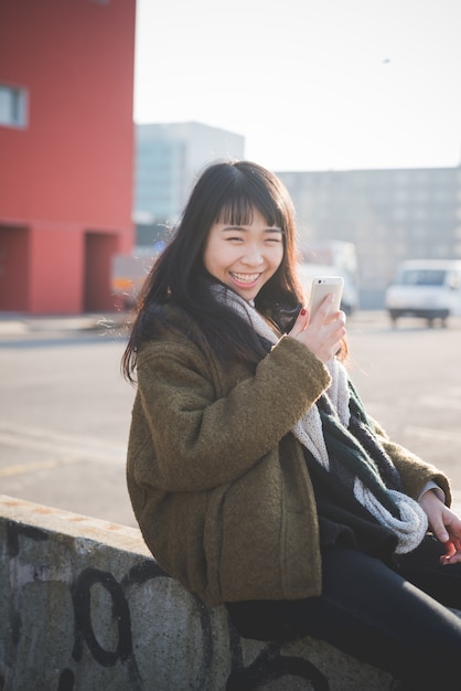 junge schöne asiatische Hipster Frau