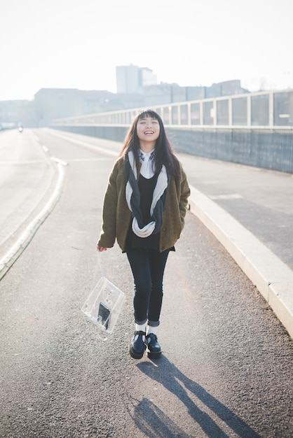 junge schöne asiatische Hipster Frau