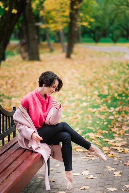 Junge schöne Ballerina im Herbstpark