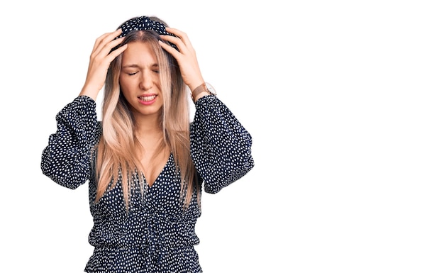 Junge schöne blonde Frau in legerer Kleidung leidet unter Kopfschmerzen, verzweifelt und gestresst, weil Schmerzen und Migräne die Hände auf dem Kopf haben