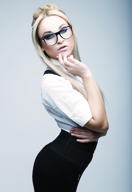 Junge schöne blonde Frau mit Brille