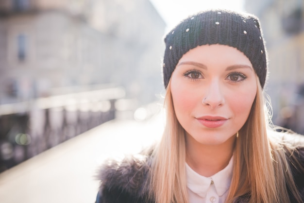 junge schöne blonde Frau mit glattem Haar