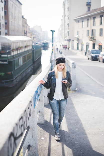 junge schöne blonde Frau mit glattem Haar