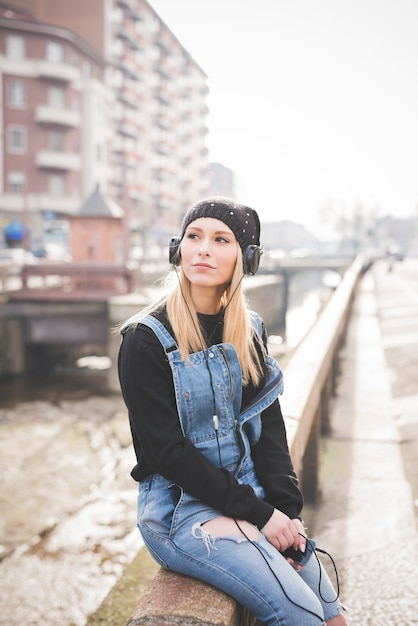 junge schöne blonde Frau mit glattem Haar