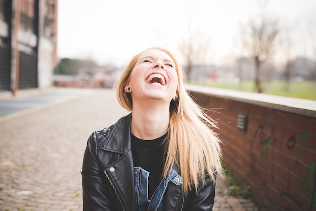 junge schöne blonde Frau mit glattem Haar