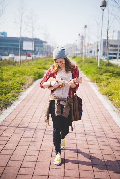 junge schöne blonde Hipster Frau