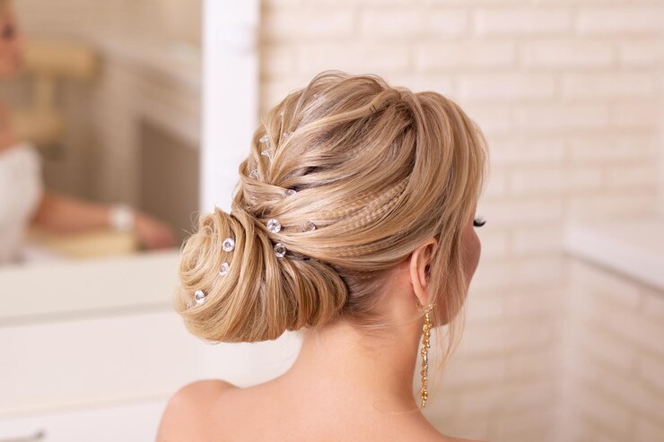 Foto junge schöne braut mit blonder hochzeitsfrisur