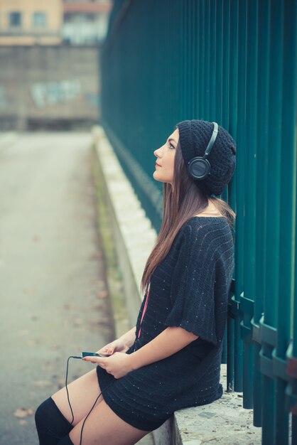 junge schöne Brünette Frau Mädchen Musik Kopfhörer hören