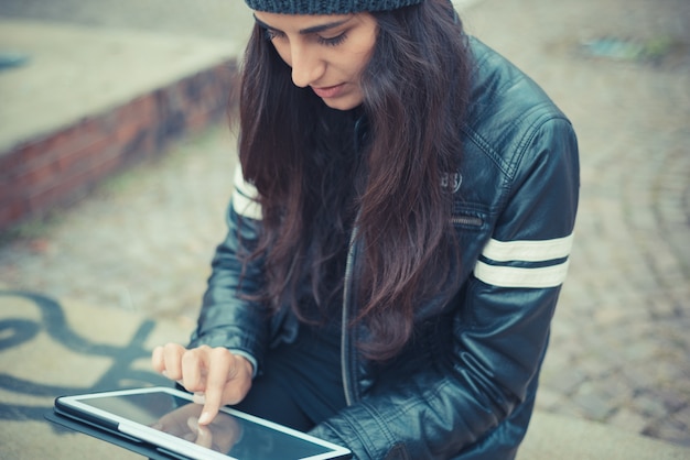 junge schöne Brünette Frau mit Tablet