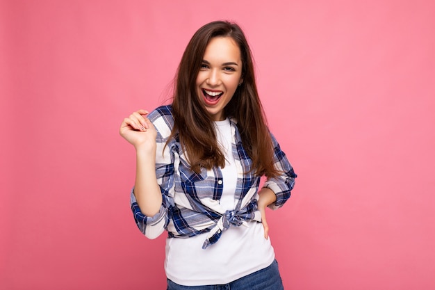 Junge schöne brünette Frau. Trendy Dame im lässigen Sommer-Hipster-Shirt