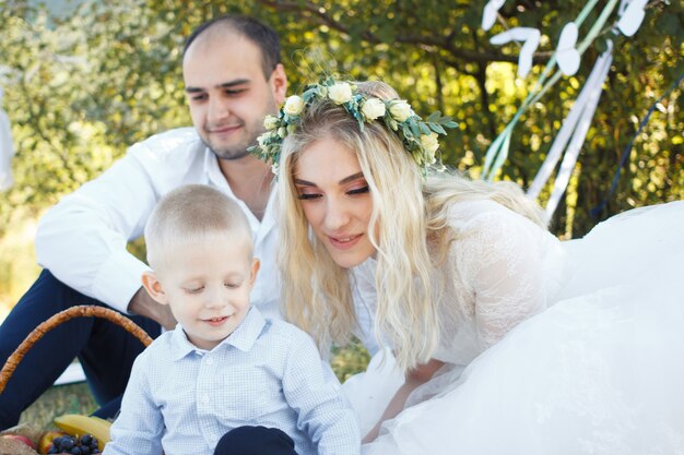 Junge schöne Familie hat ein Picknick in der Sommernatur.