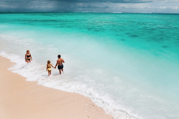Junge schöne Familie mit einem Kind auf einem tropischen Urlaub. Mauritius-Insel.