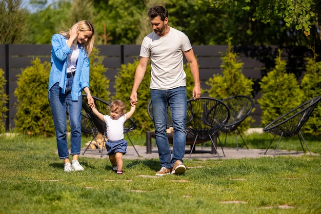 Junge schöne Familie spielt mit ihrem Kind im Park
