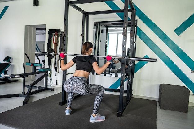 Junge, schöne, fitte, starke Frau, die Übungen im Fitnessstudio macht