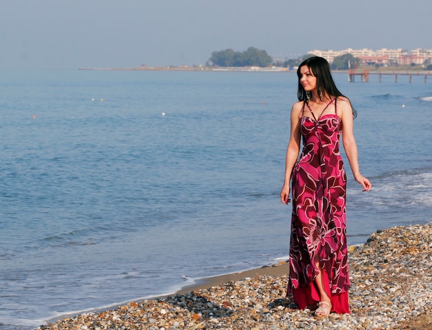 Junge schöne Frau am Meer im Sommer