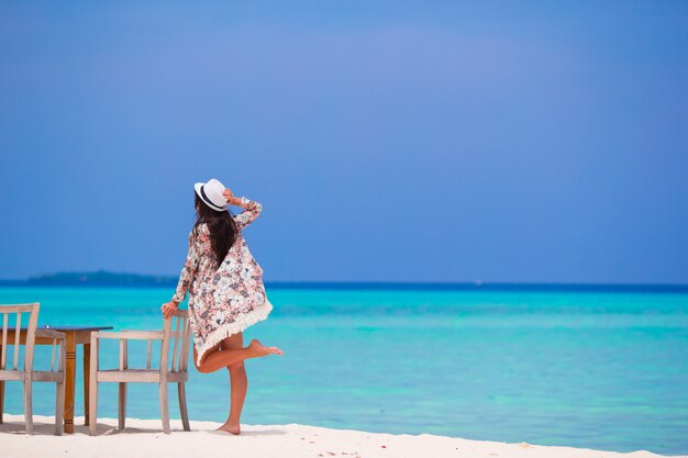 Junge schöne Frau am Strand während ihrer Sommerferien