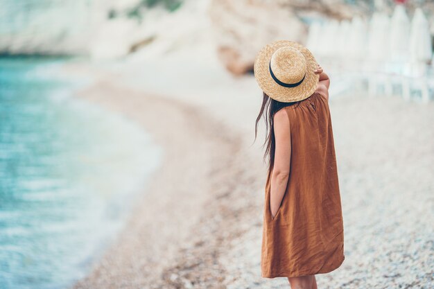 Junge schöne Frau am weißen tropischen Strand.