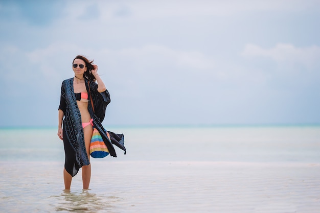 Junge schöne Frau auf den Strandferien