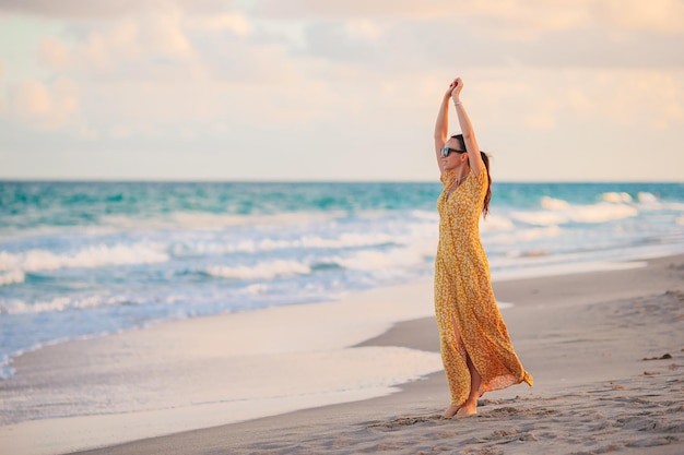 Junge schöne Frau auf den Strandferien