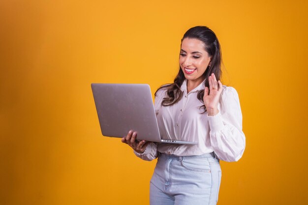 Junge schöne Frau bei Videoanruf per Computer.