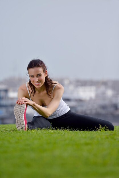 Junge schöne Frau, die am Morgen im Park in der Stadt joggt und läuft. Frau im Sport im Freien Gesundheits- und Fitnesskonzept