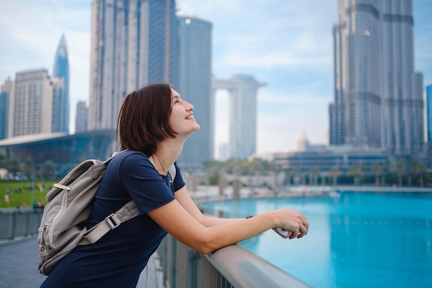 Junge schöne Frau, die den Blick auf die Innenstadt von Dubai genießt